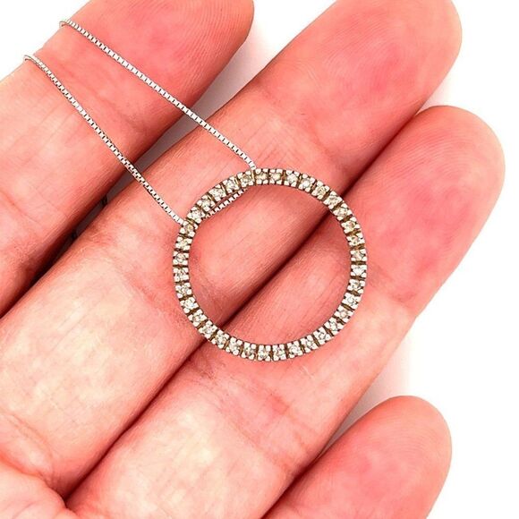 Elegant Gold Circle Pendant Necklace - Picture 2 of 14